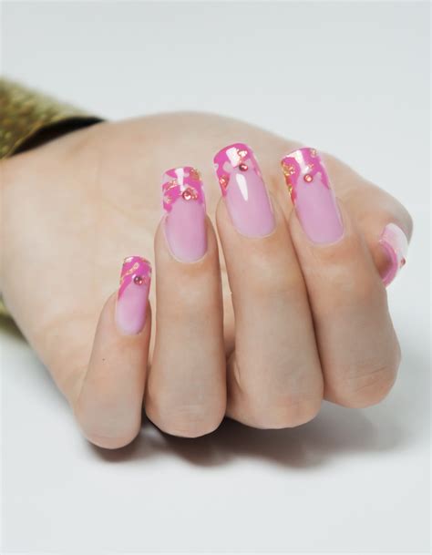 unghie rosa e fucsia|Unghie fucsia: 6 Nail art da copiare。